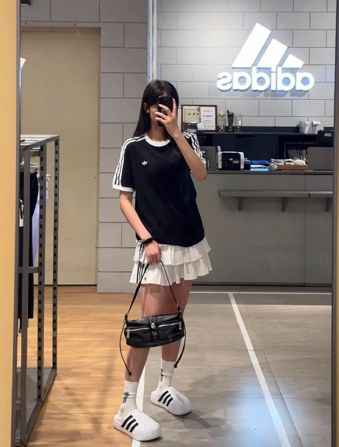 No watermark upper body rendering 𝟬𝟱𝟭𝟰𝟴# Exclusive real shot/difference between various stolen pictures and online version on the market [𝗔𝗗𝗜𝗗𝗔𝗦 Adidas Clover Classic Embroidered Couple Round Neck Short Sleeve 𝗧 Shirt] ✅Full set of 1:1 customized accessories ➕Customized three-label ➕𝗬𝘂𝗮𝗻 version hang tag ➕𝗹𝗼𝗴𝗼 packaging bag 🔥 ➕Scan the tag to enter the official website. ✅Top Original version, ins Xiaohongshu has many bloggers wearing it. Clover's latest 5-color T is really Korean casual style ➕Classic Versatile❤️ Skin-friendly and Breathable, super comfortable for daily wear. The clover logo on the chest is very recognizable. 3D three-dimensional tailoring. The upper body is crisp and stylish. The fit is loose. It covers the flesh and makes you slim. It perfectly modifies the figure. The full set of accessories is customized in a one-to-one mold, striving for excellence. Good Quality is never just talk! Color: White Pink Light Gray Green Black Tibetan Blue Size: S M L XL XXL